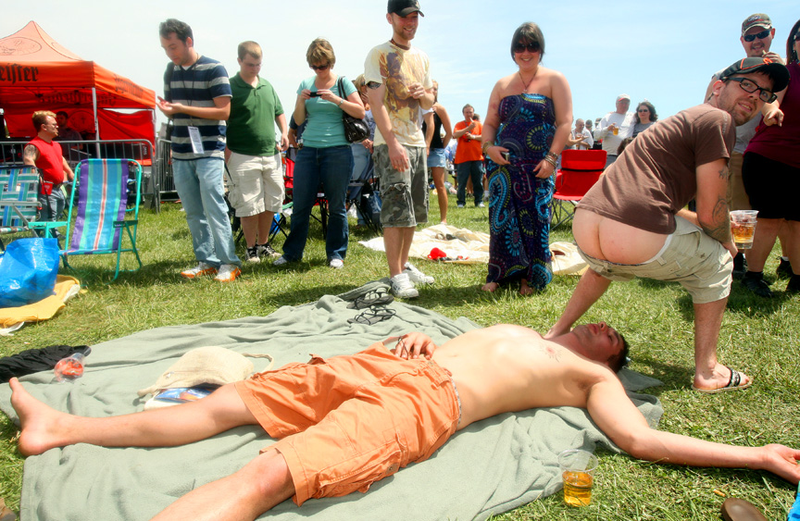 Illustration for article titled Preakness Infield Exposé: I See The Blush Upon Thy Ass Cheeks, Maryland!